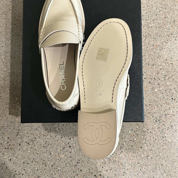 Chanel Shiny Leather Oxford Loafers in Ivory - Size 38.5 - Picture 4 of 4